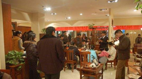 热闹的实木家具市场